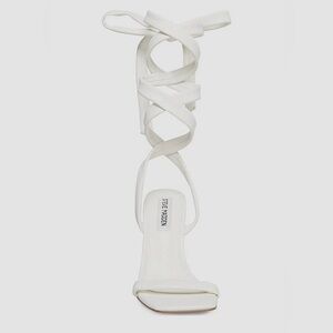 Looking to sell these Steve Madden Heels ✨